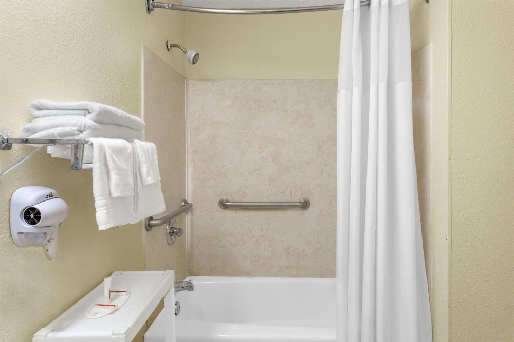 Days Inn by Wyndham Columbia NE Fort Jackson