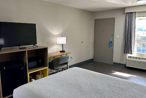 Days Inn by Wyndham Columbia NE Fort Jackson image 14